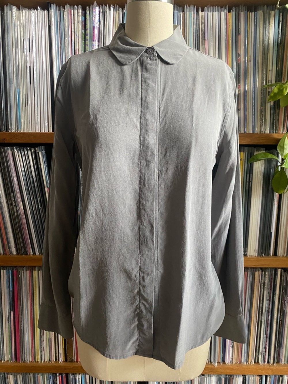 EUC EVERLANE - Classic Silk Grey Button-Up Blouse - Size small